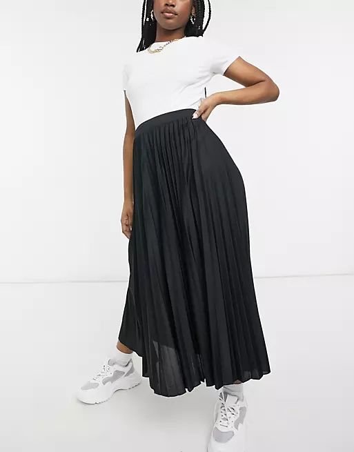 pleated midi skirt in black
