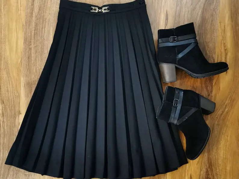 Vintage 80s black pleated skirt knee length classic skirt small minimilist gold buckle small black skirt 6/8