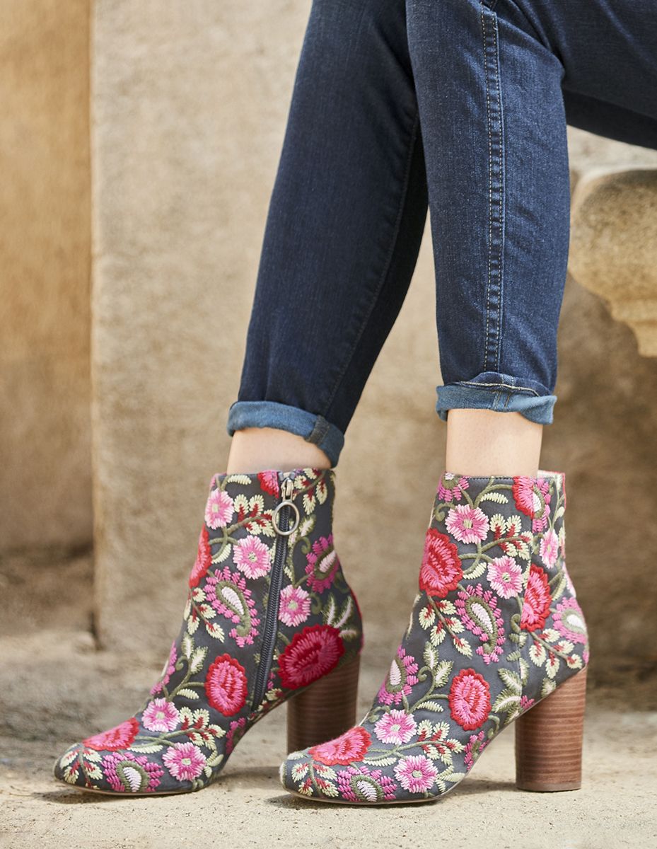 Embroidered ankle pink Boots