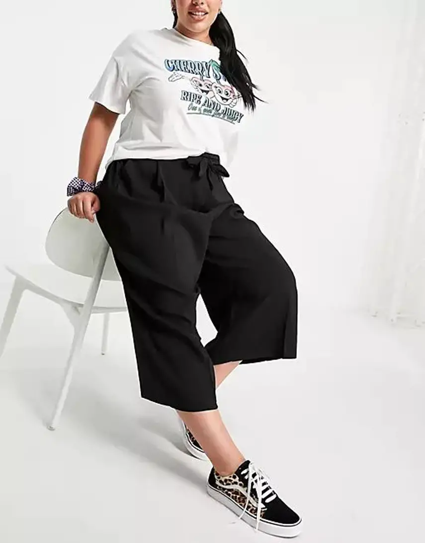 New Look Curve cropped trousers in black